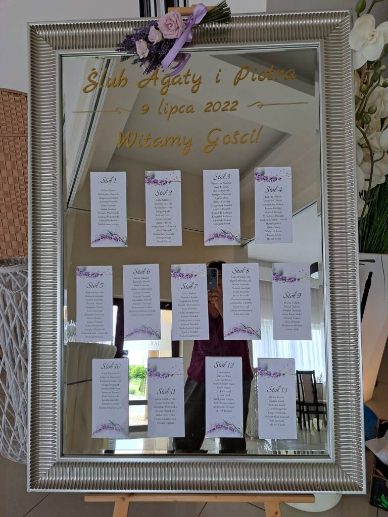 tablica gości weselnych na srebrnym lustrze, rozpiska gości na ślub z lawendą