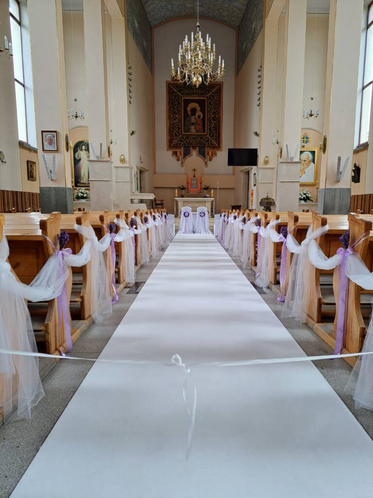 nowoczesne dekoracje ślubne kościoła z lawendą